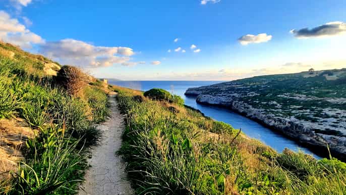 Gozo: Mgarr ix-Xinin vaelluskierros – laakso, rannikko ja luola