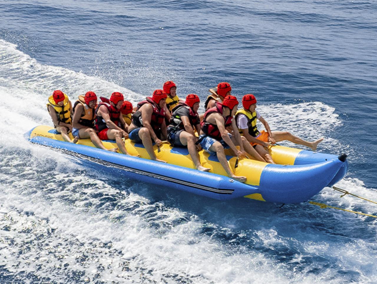 Fahrt mit dem Bananenboot in Roses: Spaß und Adrenalin an der Costa Brava
