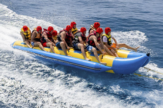 Giro in banana boat a Roses: divertimento e adrenalina in Costa Brava
