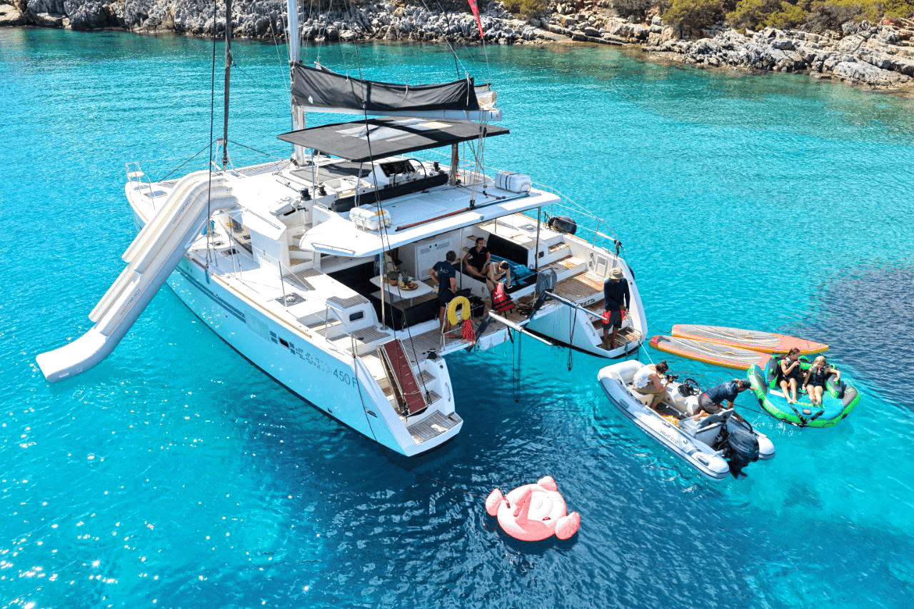 Agios Nikolaos: Katamaranfahrt mit Wasserspielzeug (alles inklusive)