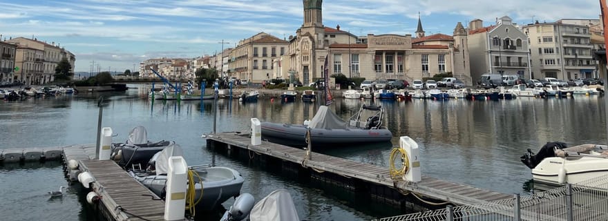 Balade historique en bateau avec pause dégustation de vin du sud de france