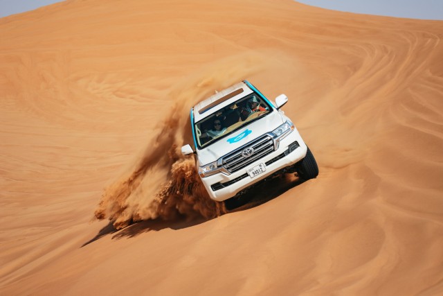 Dubai: tour van een halve dag met woestijnsafari, rit op een kameel & optionele quadrit