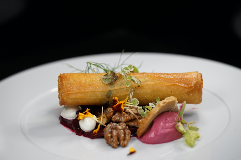 عشاء رومانسي على ضوء الشموع مع كريمون، 5 أطباق مع النبيذتناول الطعام