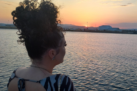 Baie de Larnaca : Croisière au coucher du soleil avec un verre de vinCroisière au coucher du soleil dans la baie de Larnaca