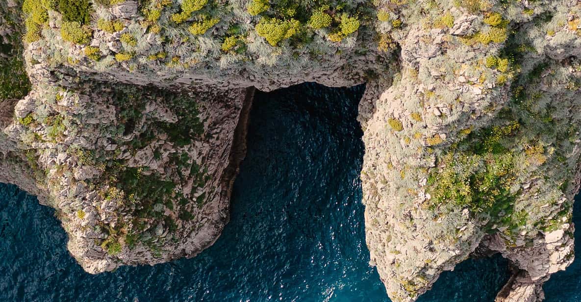Afbeelding 3 van Capri: privé tour in een luxe jacht vanuit Sorrento met zwemstops