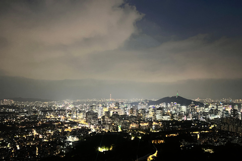 Seul: Nocna wycieczka z przewodnikiem na górę InwangsanSeul: Nocna wycieczka z przewodnikiem po górze Inwangsan