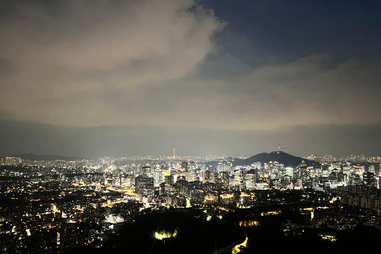 Seul: Nocna wycieczka z przewodnikiem na górę InwangsanSeul: Nocna wycieczka z przewodnikiem po górze Inwangsan