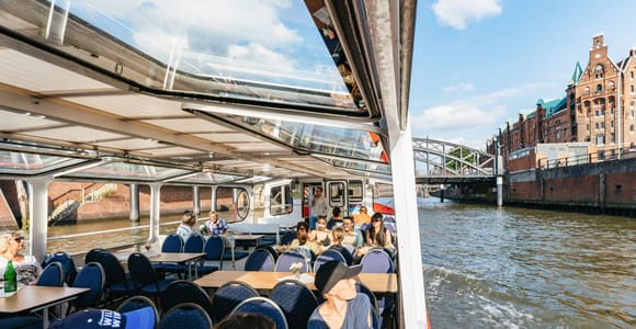 Hamburg: Hafenrundfahrt mit Wein und Käse
