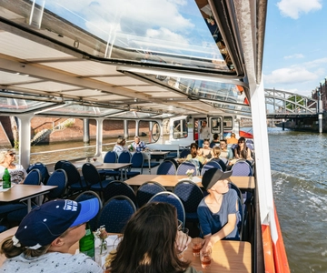 Hamburg: Havenrondvaart met wijn en kaas