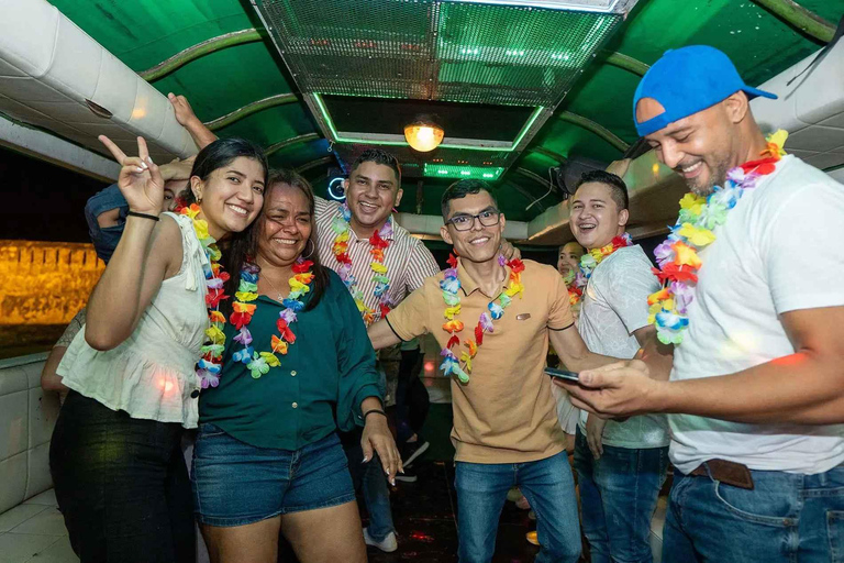 Cartagena: Fiesta nocturna en auténtica chiva colombiana con guía bilingüe