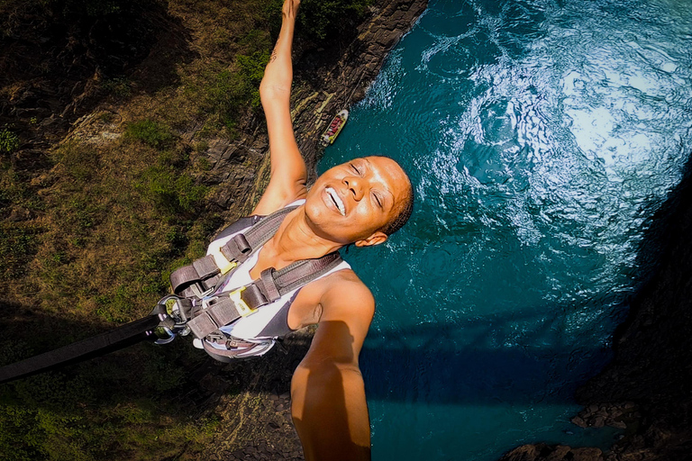 Saut à l&#039;élastique sur le pont des chutes Victoria