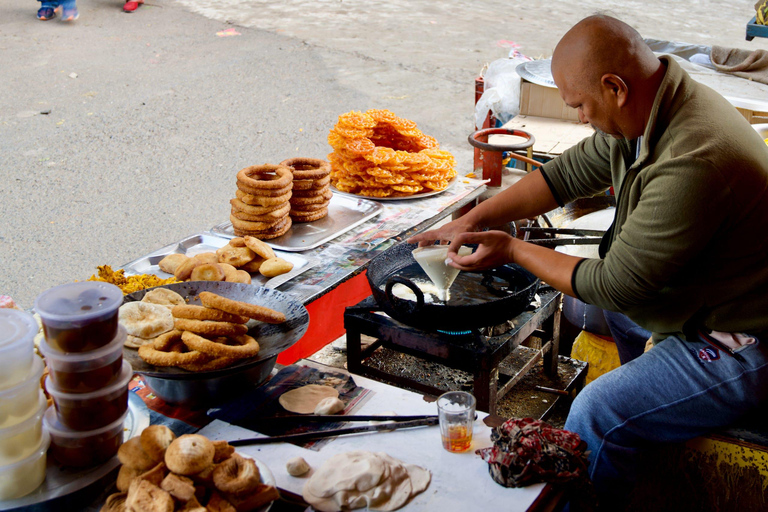 Kathmandu: Walking Food and Drink Tour mit ortskundigem Guide