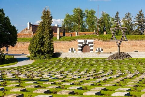Desde Praga: monumento de Terezín con entradas y recogida