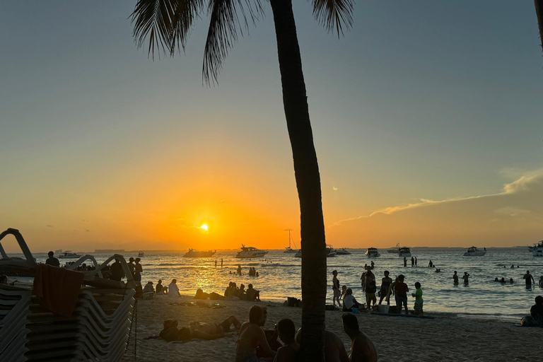 Żeglowanie o zachodzie słońca na Isla Mujeres z transferem do Cancún"Żeglowanie o zachodzie słońca do Isla Mujeres z transferem do Cancún"