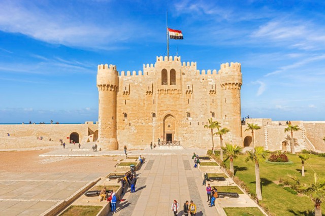 Visit Qaitbay Citadel in Alexandrie