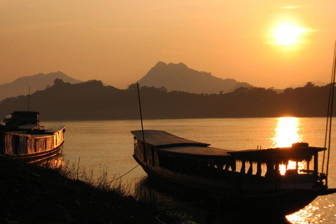 Luang Prabang: Mekong Sunset Cruise and Market Private Tour