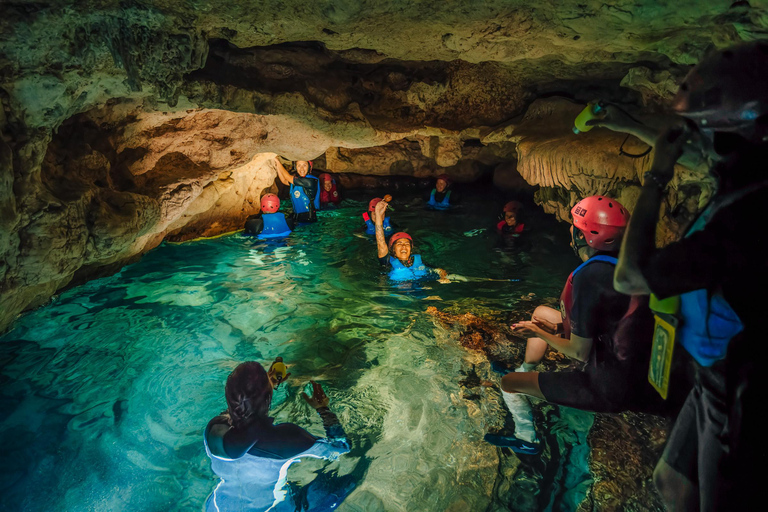 Cala Varques: Geführte Kajak- und Schnorchel-Expedition zu den Meereshöhlen