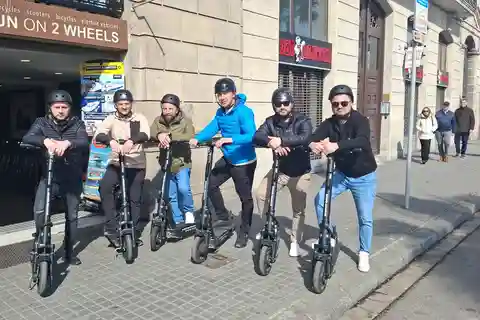 Barcelona: explore the city center and the beach on an electric scooter and e-bike