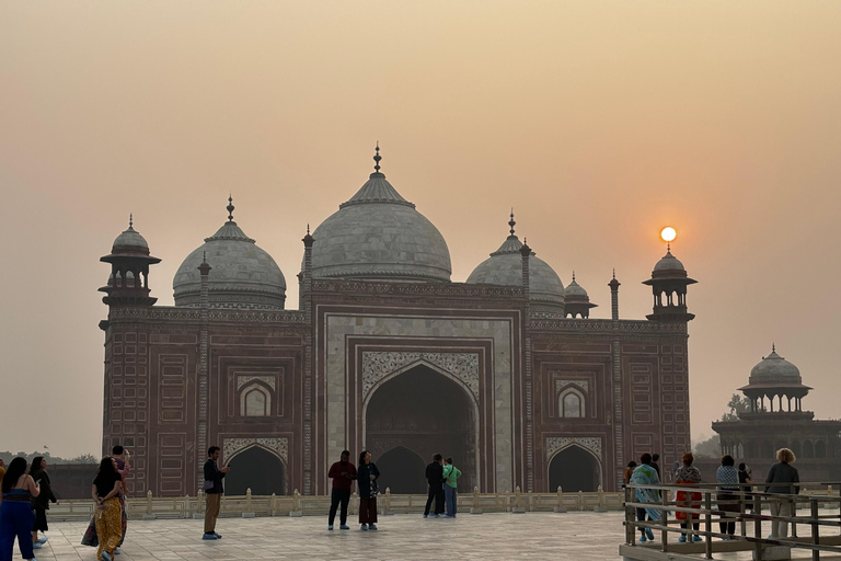 Van Jaipur: Taj Mahal-tour op dezelfde dag & transfer naar DelhiAll-inclusive - auto, gids, lunch, ingang monumenten