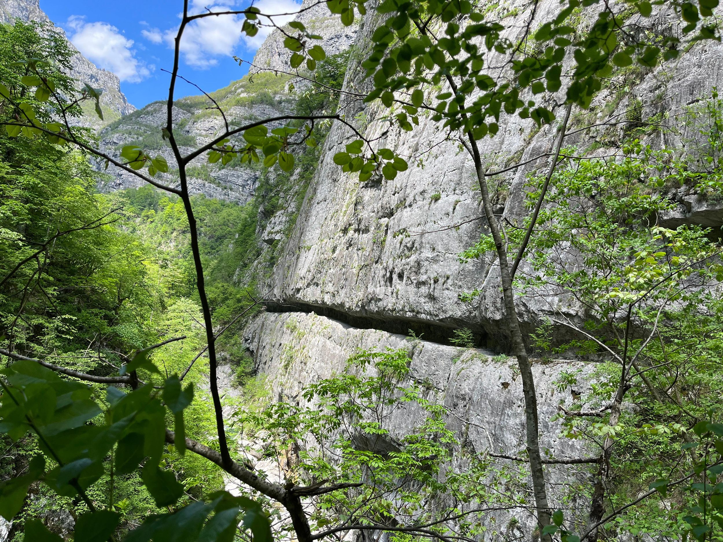 Mrtvica-Schlucht: Ein von der jugoslawischen Armee gegrabener Pfad