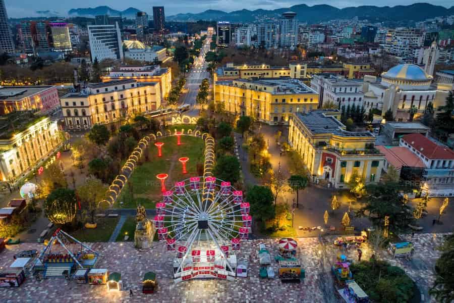 Von Durres/Golem: Die Lichter von Tirana bei Nacht. Foto: GetYourGuide Von Durres/Golem: Die Lichter von Tirana bei Nacht. Foto: GetYourGuide