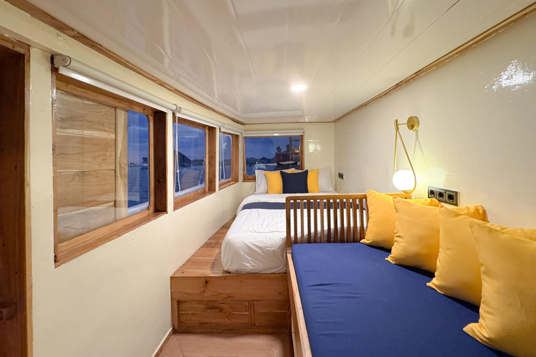Labuan Bajo: 3-Day Komodo Island Cruise & LandTour, 15 Stops Superior Boat Sharing Room + Overland, Park Fee Excl.