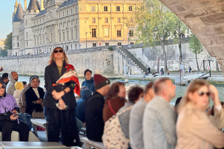 Paris: Day or Evening River Cruise with Musical Ambiance Paris: Evening River Cruise with Musical Ambiance & Postcard