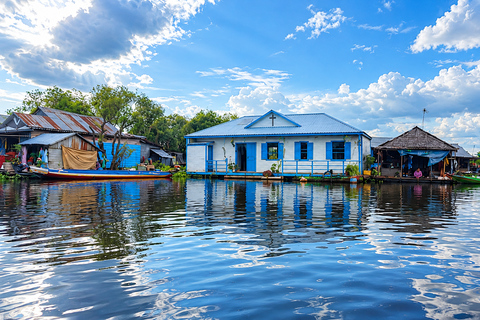 Siem Reap: Angkor Silk Farm & Mechrey Floating Village Tour