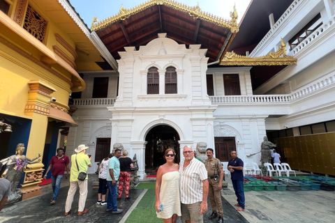 Colombo: Tuk Tuk City Tour with Entry Fees and Guide
