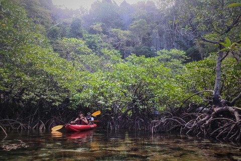Coron: North Face Kayaking Tour with Lunch and Snorkeling
