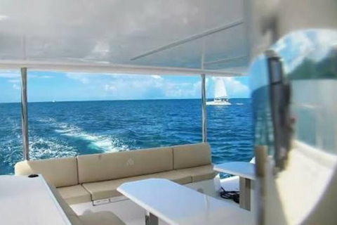 Santa-Giulia: Day at Sea Discovering the Far South by Catamaran Santa Giulia: Day at Sea Discovering the Far South by Catamaran