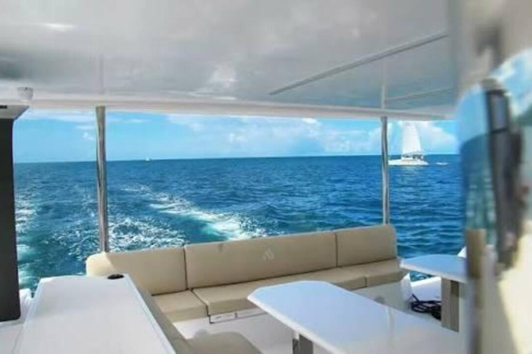Santa-Giulia: Day at Sea Discovering the Far South by Catamaran Santa Giulia: Day at Sea Discovering the Far South by Catamaran