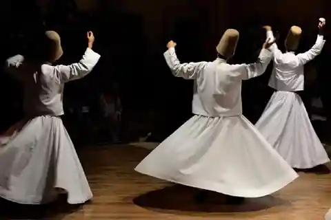 Virvlande dervisch-ceremoni med utsikt över Bosporen
