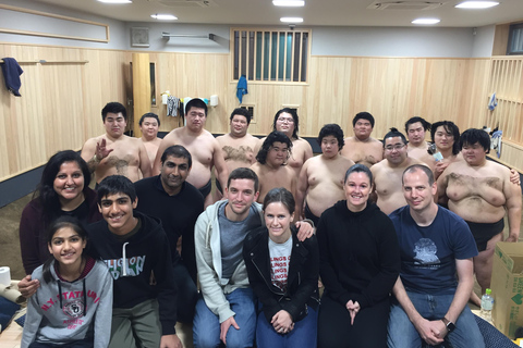 Tokyo: Tour degli allenamenti mattutini di sumo con posti a sedere sul ring