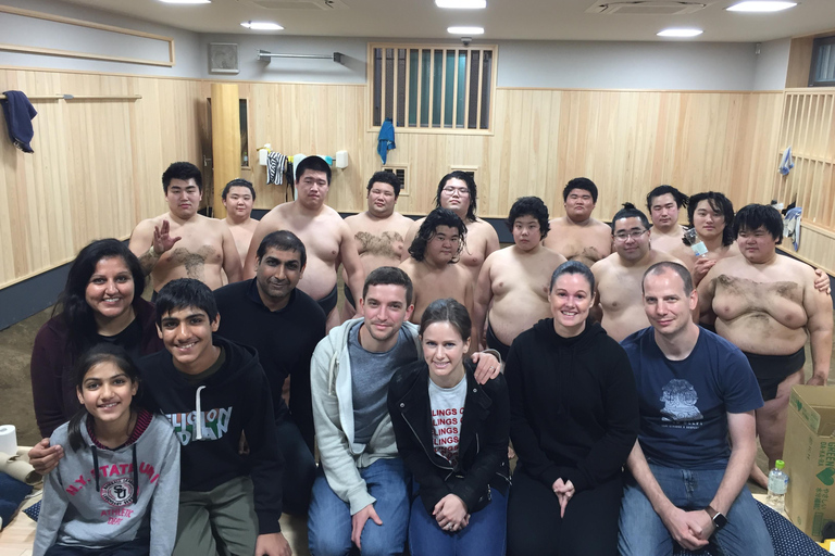 Tokio: Entrenamiento matinal de sumo con asientos junto al ring