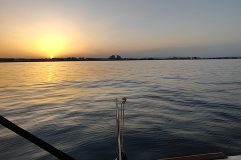 الإبحار مع غروب الشمس والسباحة في البحرغروب الشمس الخاص