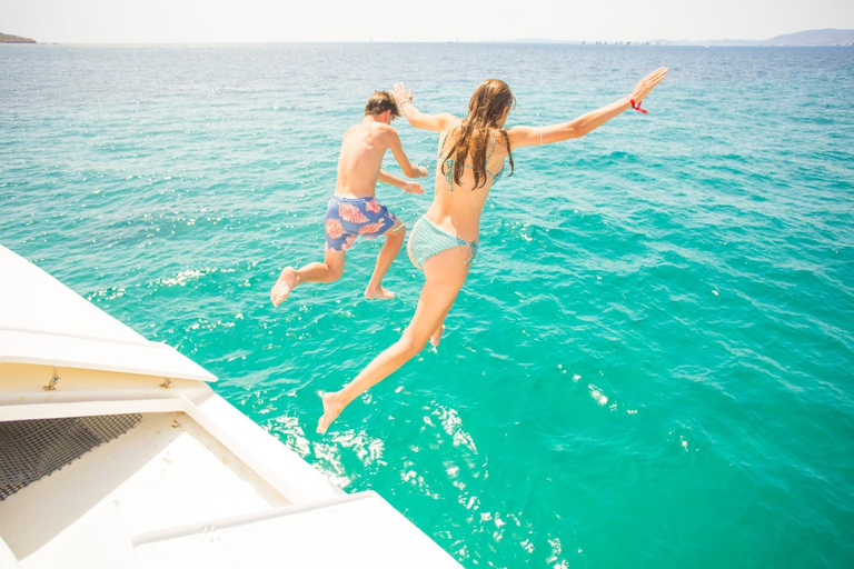 Palma: Small-Group Catamaran Cruise with Tapas, Snorkeling, and Paddleboarding Palma: Catamaran Cruise for Small Groups with Tapas, Snorkeling, and Paddleboarding