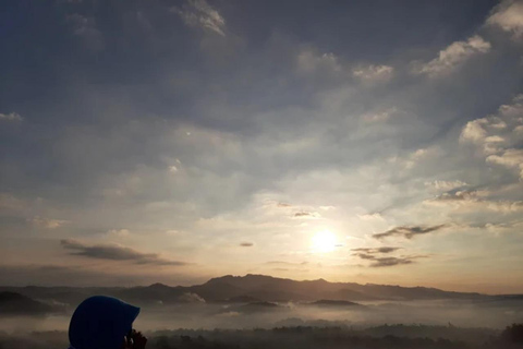 Tour dell'alba sul Monte Ireng e visita alla grotta di Jomblang e a PrambananTour dell'alba sul Monte Ireng, visita alla grotta di Jomblang e al Prambanan