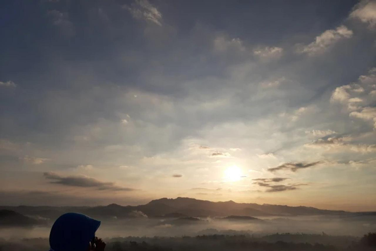 Tour dell'alba sul Monte Ireng e visita alla grotta di Jomblang e a PrambananTour dell'alba sul Monte Ireng, visita alla grotta di Jomblang e al Prambanan