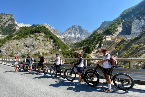 Excursion en E-Bike dans les carrières de marbre de Carrare avec dégustation de saindoux