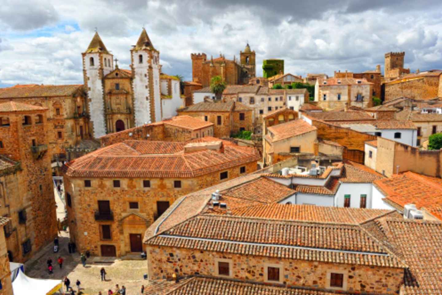Cáceres: Guided Tour + Entrance to Monuments + Tasting