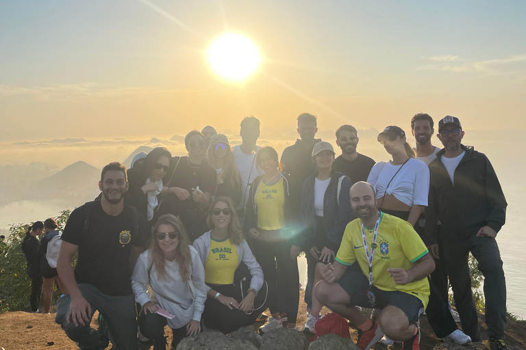 Dois irmãos sunrise hike & drone video