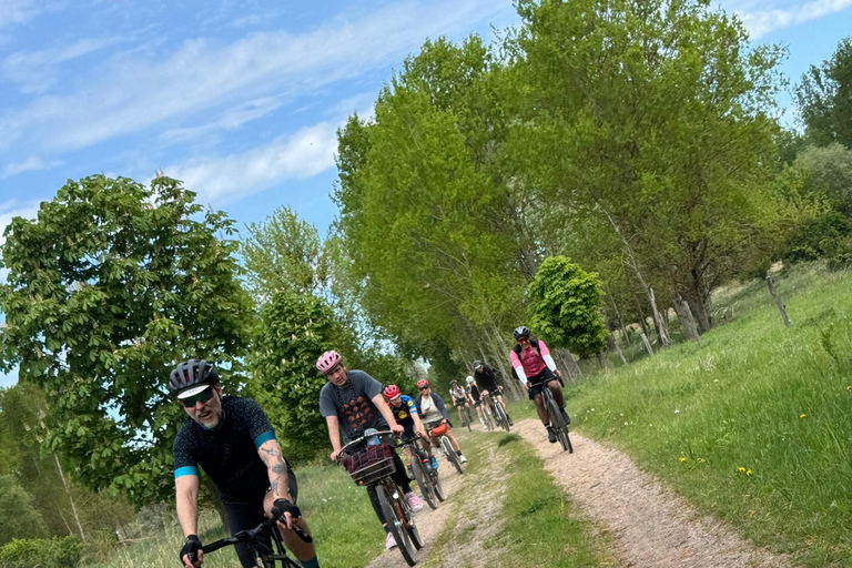Berlin: Bike Tour into the nature with Wakeboard option Berlin: Guided Gravel Bike Tour with Wakeboard Session