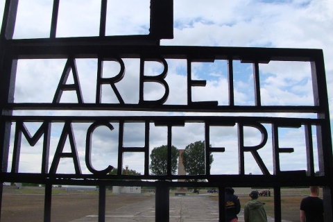 Berlín: campo de concentración de Sachsenhausen y tour de PotsdamBerlín: recorrido por el memorial de Sachsenhausen y Potsdam en inglés