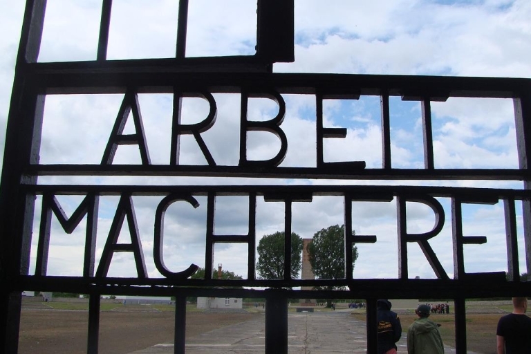 Berlín: campo de concentración de Sachsenhausen y tour de PotsdamBerlín: recorrido por el memorial de Sachsenhausen y Potsdam en inglés