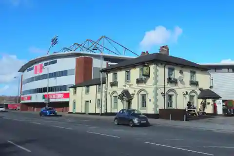 Wrexham: Welcome to Wrexham AFC Tour with Local Guide