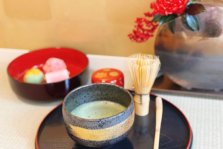 Osaka: Esperienze di cerimonia del tè e calligrafia