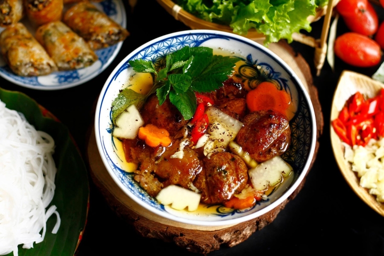 Hanoi: Mała wycieczka piesza z jedzeniem ulicznym z lokalnym przewodnikiemCzas na kolację