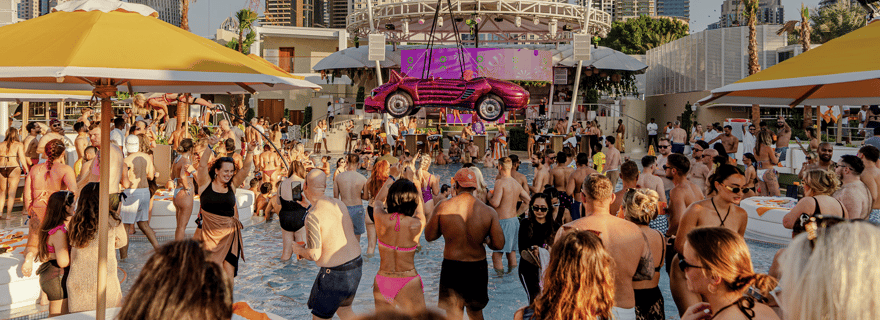 Dubaï : soirée piscine et discothèque avec bus et jeux