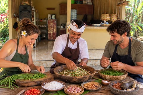 Bali: Traditional Lawar Cooking & Coconut Wine Experience